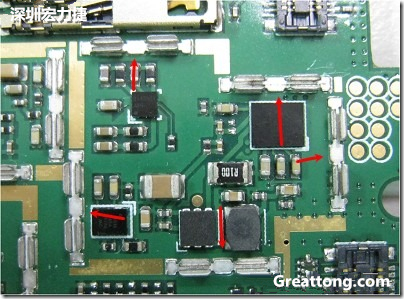 圖中顯示一塊電路板使用這種屏蔽夾(shielding clip)的實例?；旧衔覀冊趶澖堑牡胤蕉荚O計擺放了一個屏蔽夾，這樣可以讓作業員比較方便安裝屏蔽罩(shielding can)時的對位準確。然后在其他沒有屏蔽夾的地方也設計了一些接地的布線，一來可以稍微提升屏蔽罩的電磁隔絕能力，另一方面也可以為屏蔽夾無效時，馬上可以更改為屏蔽框，而無需要重新設計電路板。