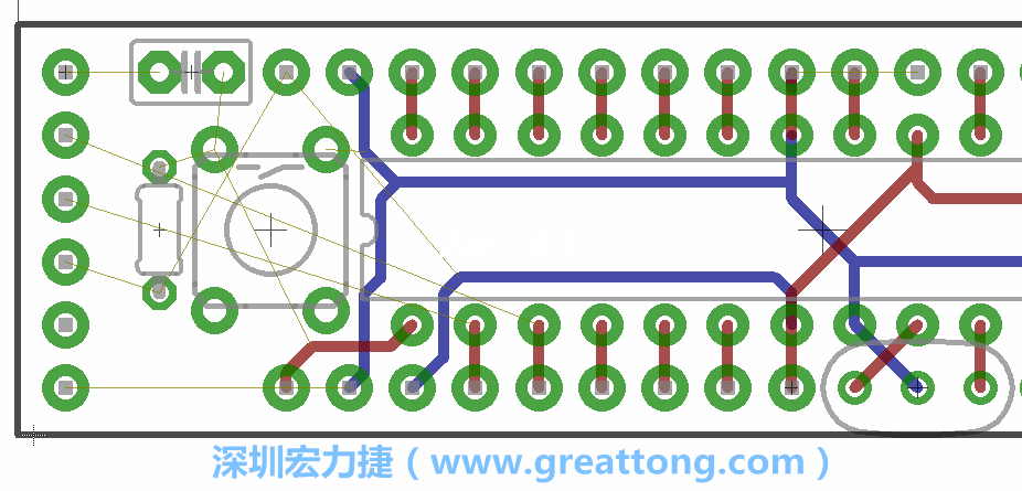 到目前為止，你應該只剩下四個部分還未進行布線，10K重置上拉電阻器、重置電容和1×6的序列排針。