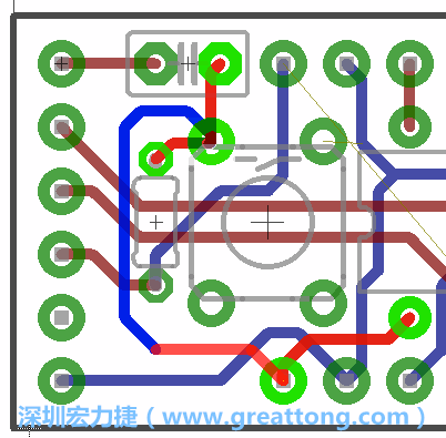 為了要創造一個電路通道，首先要先點擊重置開關的連結點進行布線，在電路板的背面繪制線路直到其它線路前的乾淨區域。