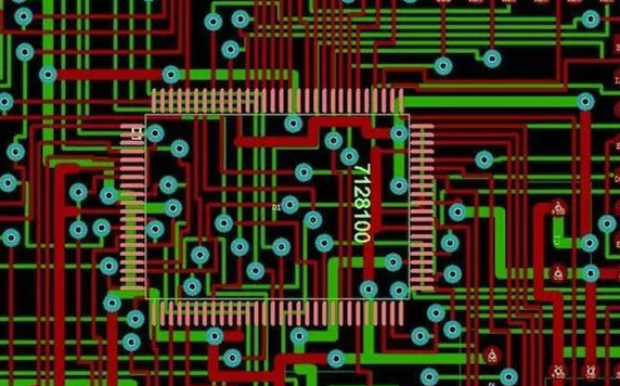 圖1：兩種PCB模型的部分電路。頂圖：傳統設計版本。