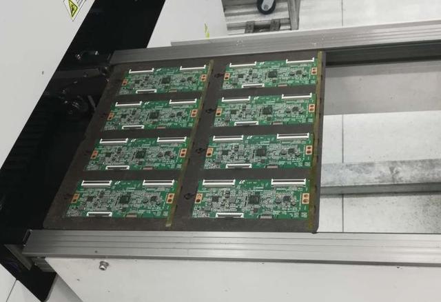 等待流入光學檢測設備中的PCB